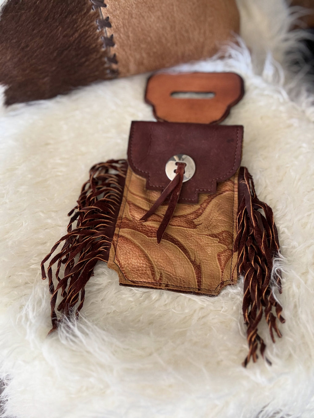 Fringe rear cinch saddle sac