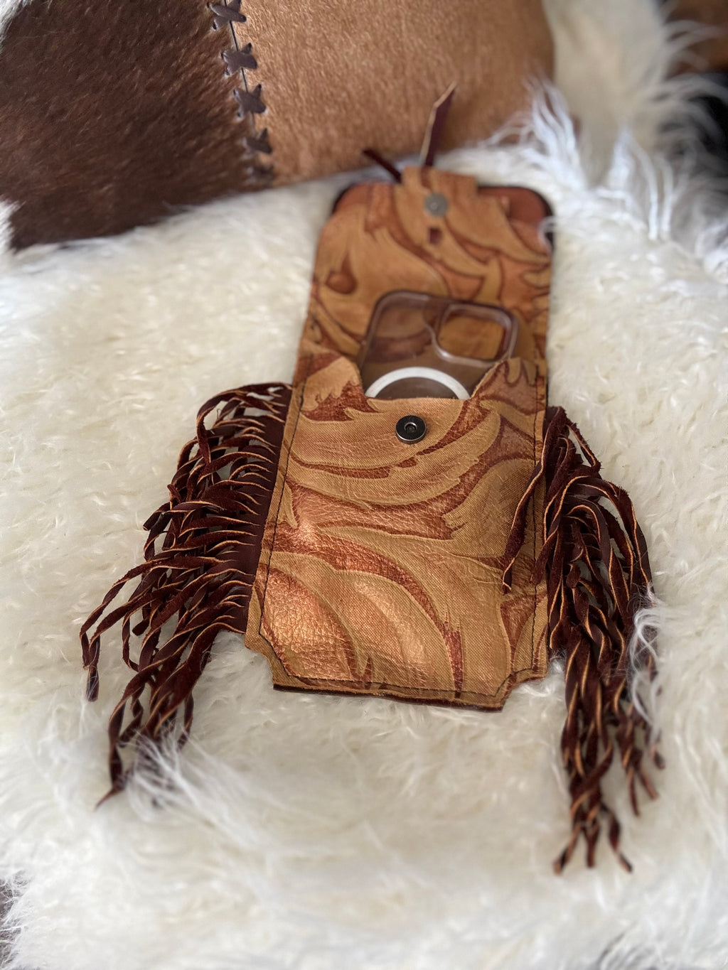 Fringe rear cinch saddle sac